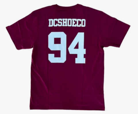 Camiseta Dc Shoes 94 Estampa Frente E Costas Vinho - Image 2